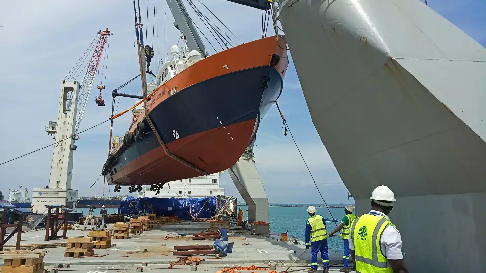 grutage-d-un-remorqueur-en-port