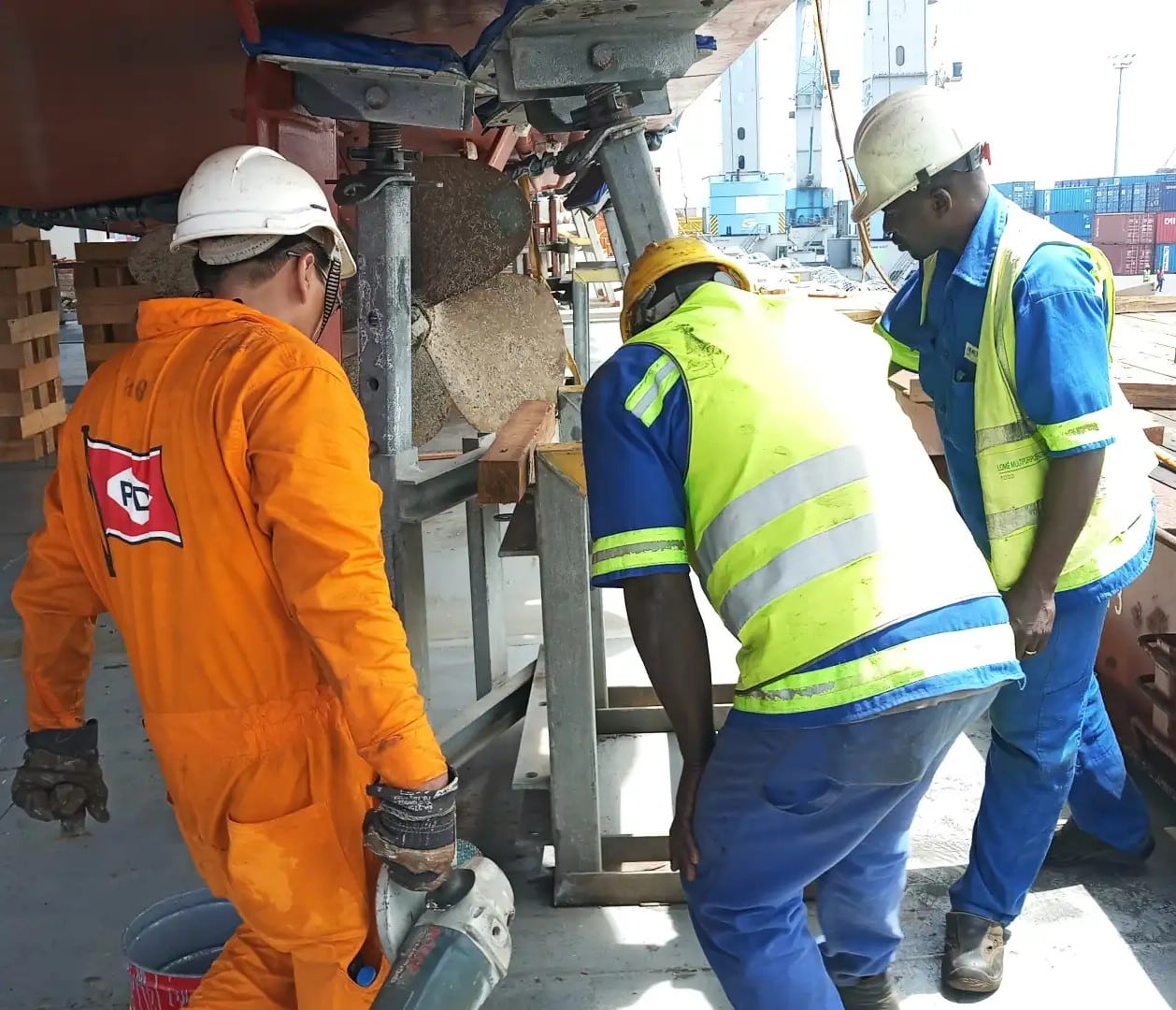 maintenance-chantiers-navals-equipe-travaille-sur-helice-bateau