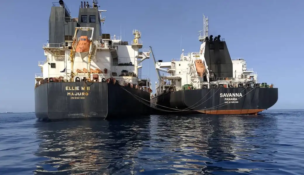 collision de deux navires : ellie m ii et savanna en haute mer