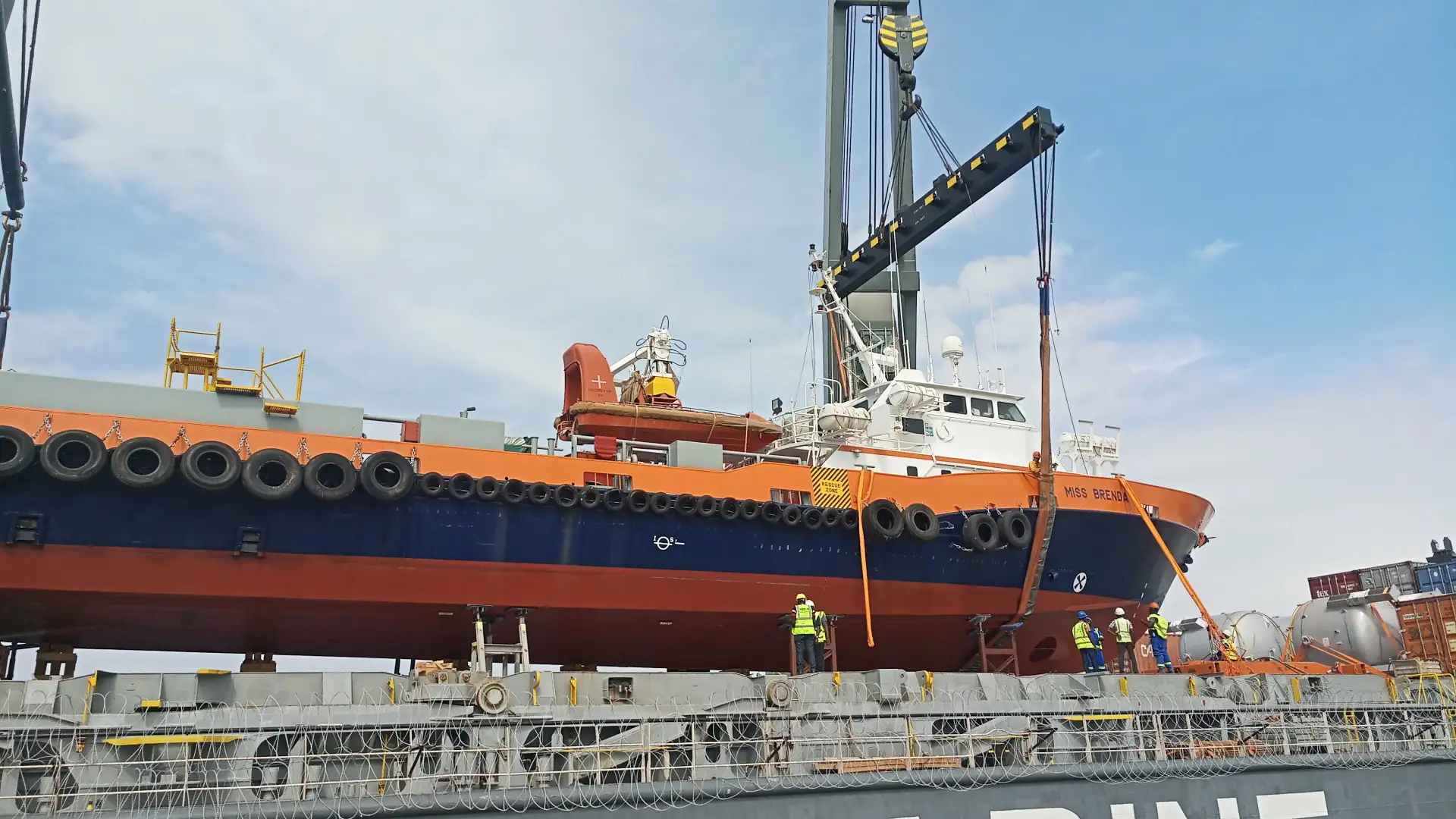 image d'un grue transportant un bateau