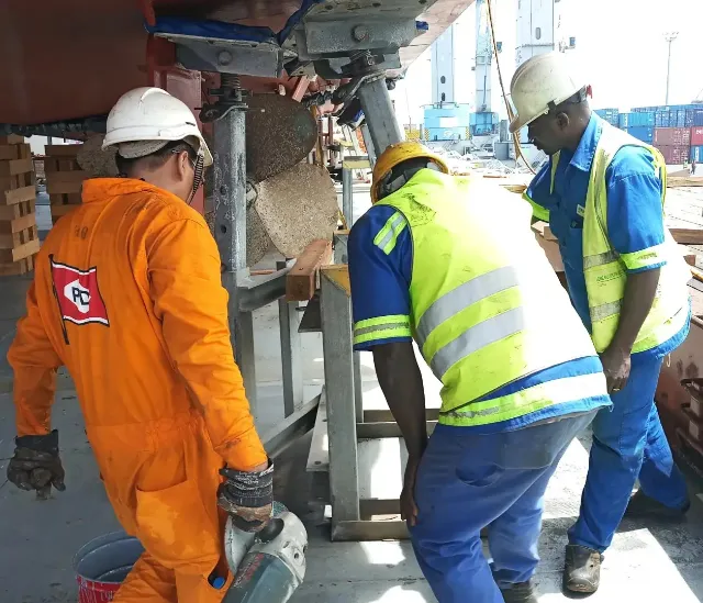 travailleurs sur un chantier naval en maintenance, pour reparer l'helice d'un bateau au port