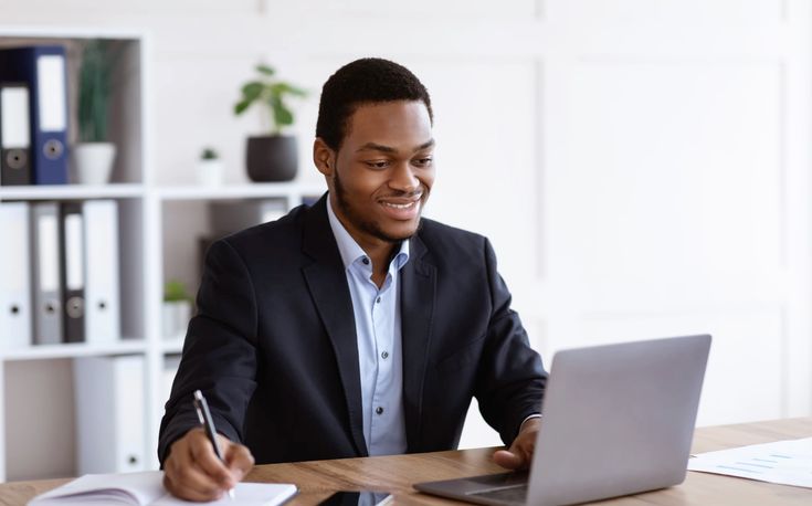 image homme d'affaire au bureau