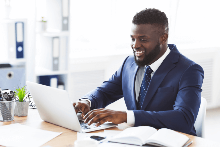 image homme d'affaire au bureau